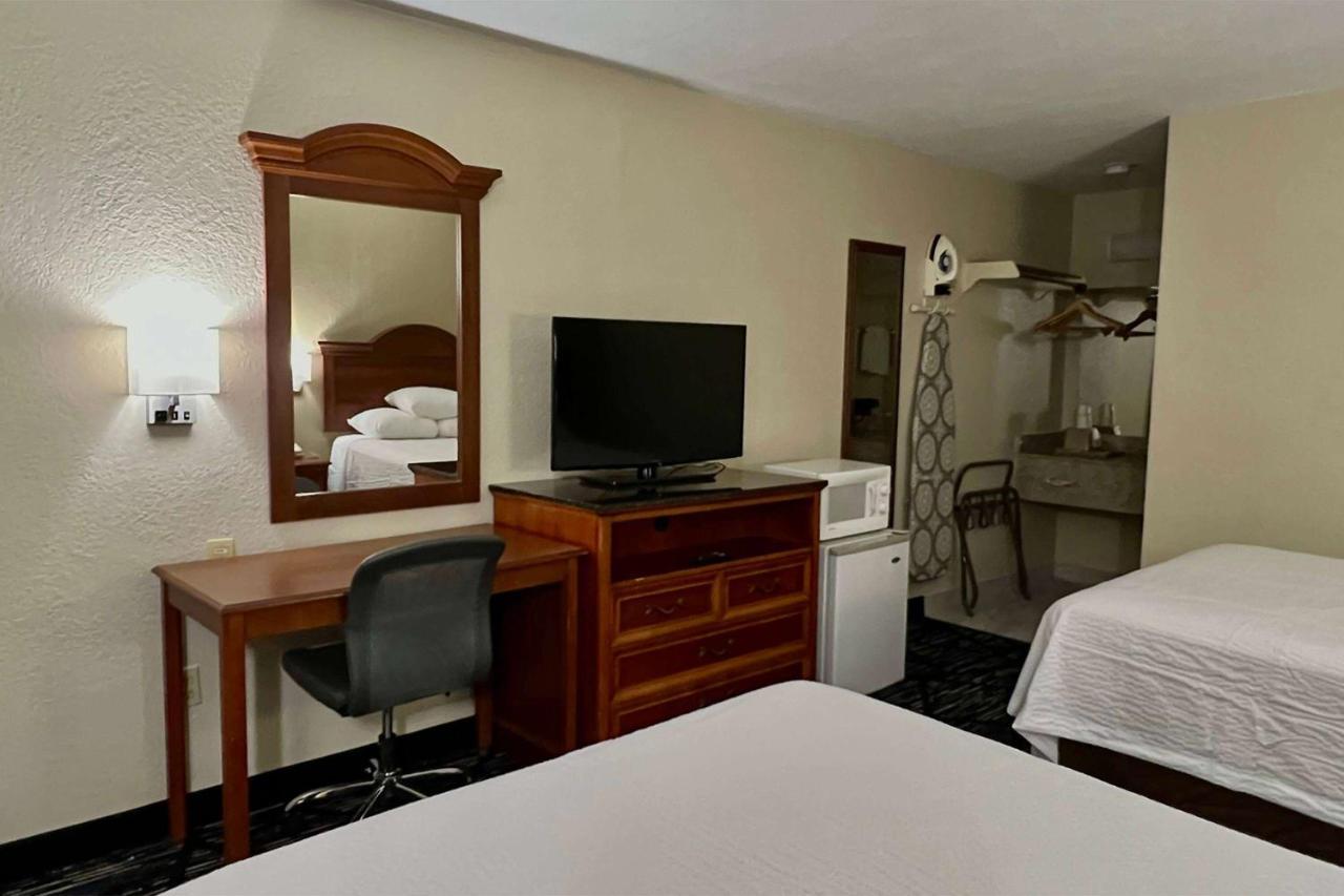 Baymont By Wyndham Troy Hotel Exterior foto