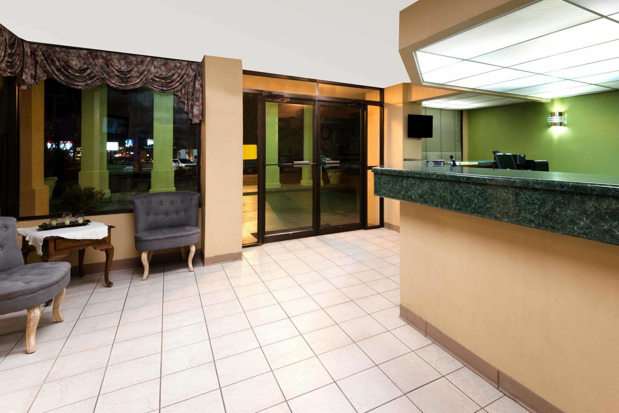 Baymont By Wyndham Troy Hotel Exterior foto